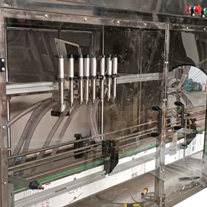 8頭直線式，小型灌裝機生產
